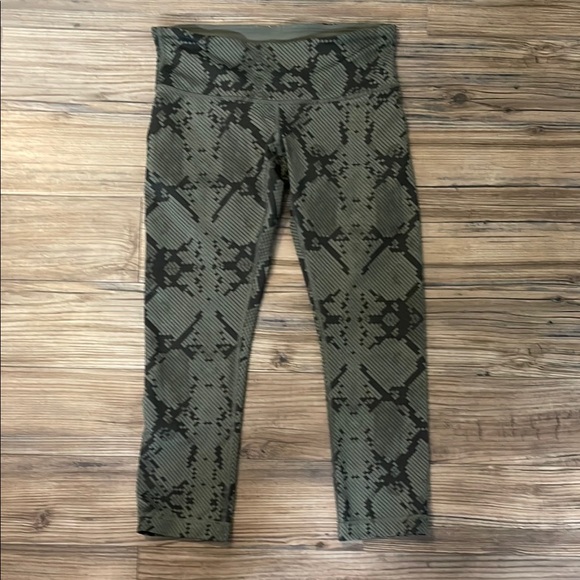 Lululemon crop size 6 Green and Black Snakeskin Leggings with Stretchy Fit - Picture 3 of 5